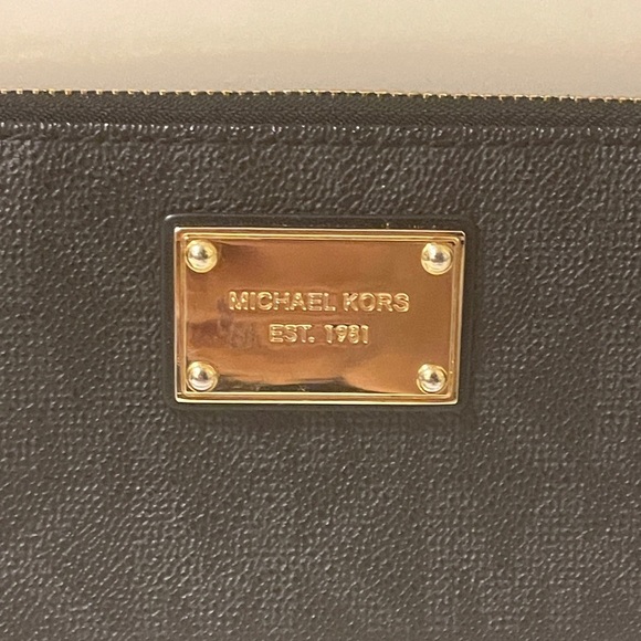 Michael Kors Black Jet Set
Zip Around Wallet Silver... - Picture 8 of 12